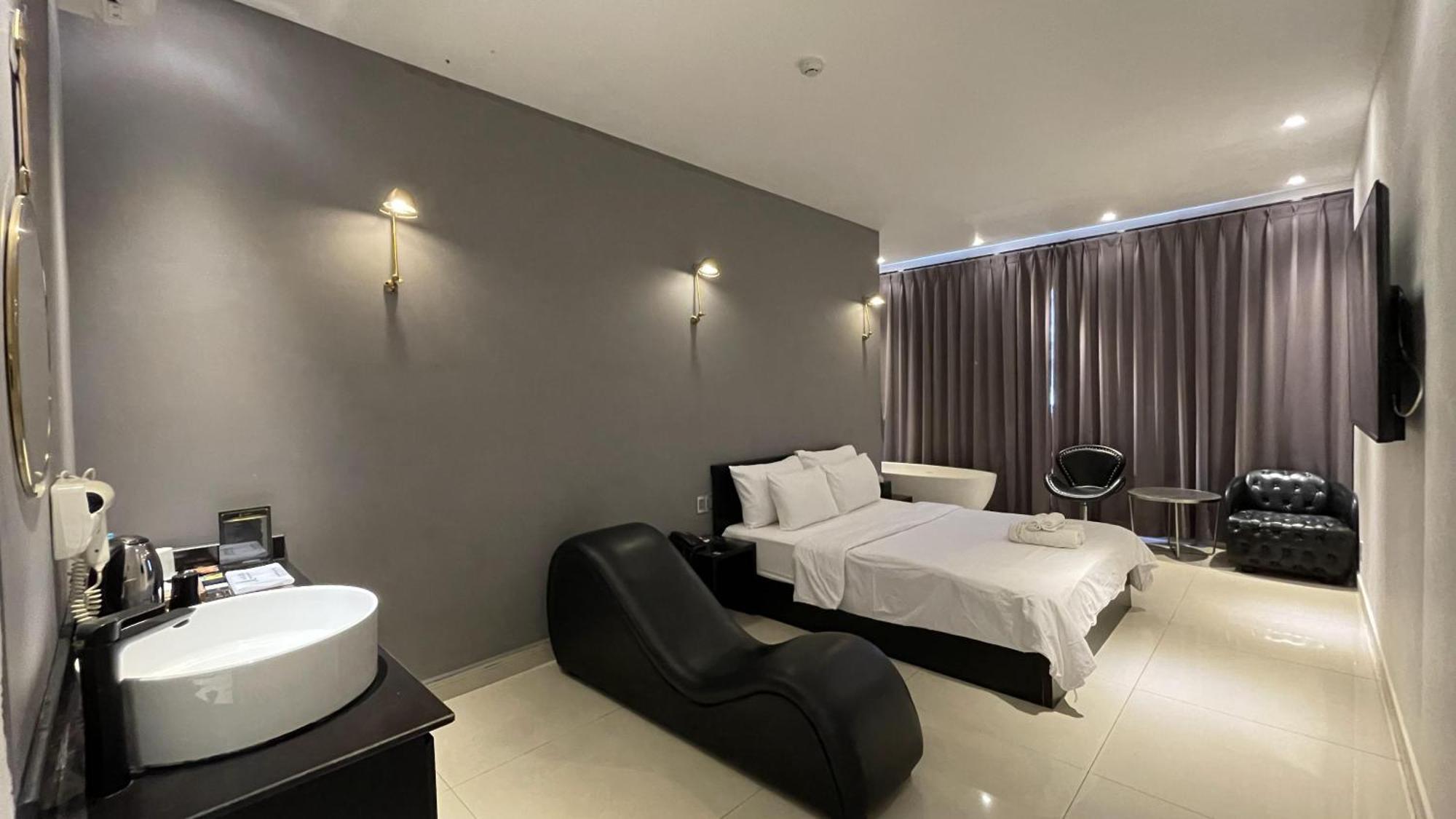 A In Hotel Riverside Хошимин Экстерьер фото