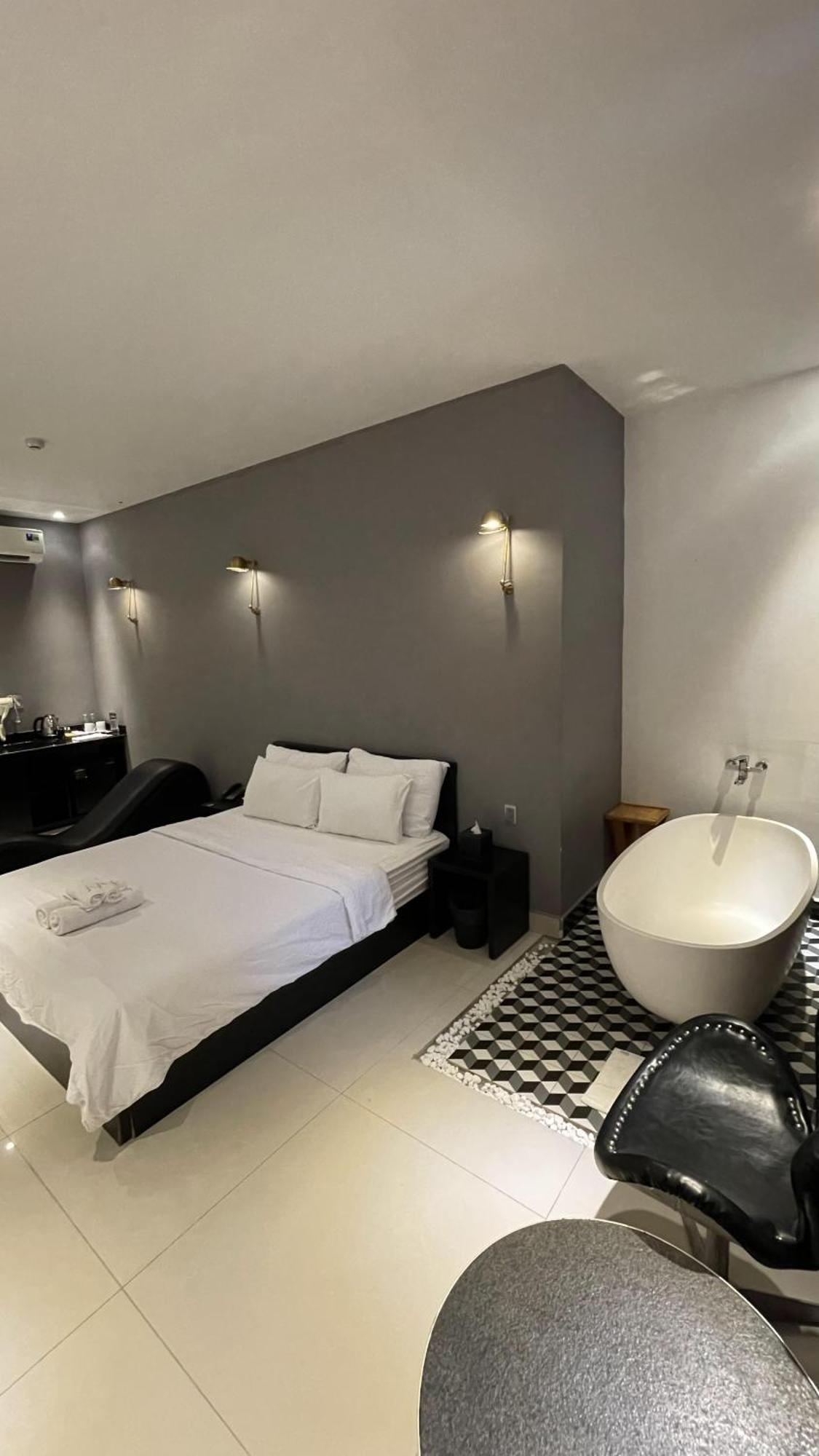 A In Hotel Riverside Хошимин Экстерьер фото
